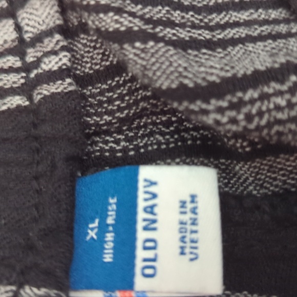 Black and white striped shorts - Picture 2 of 3